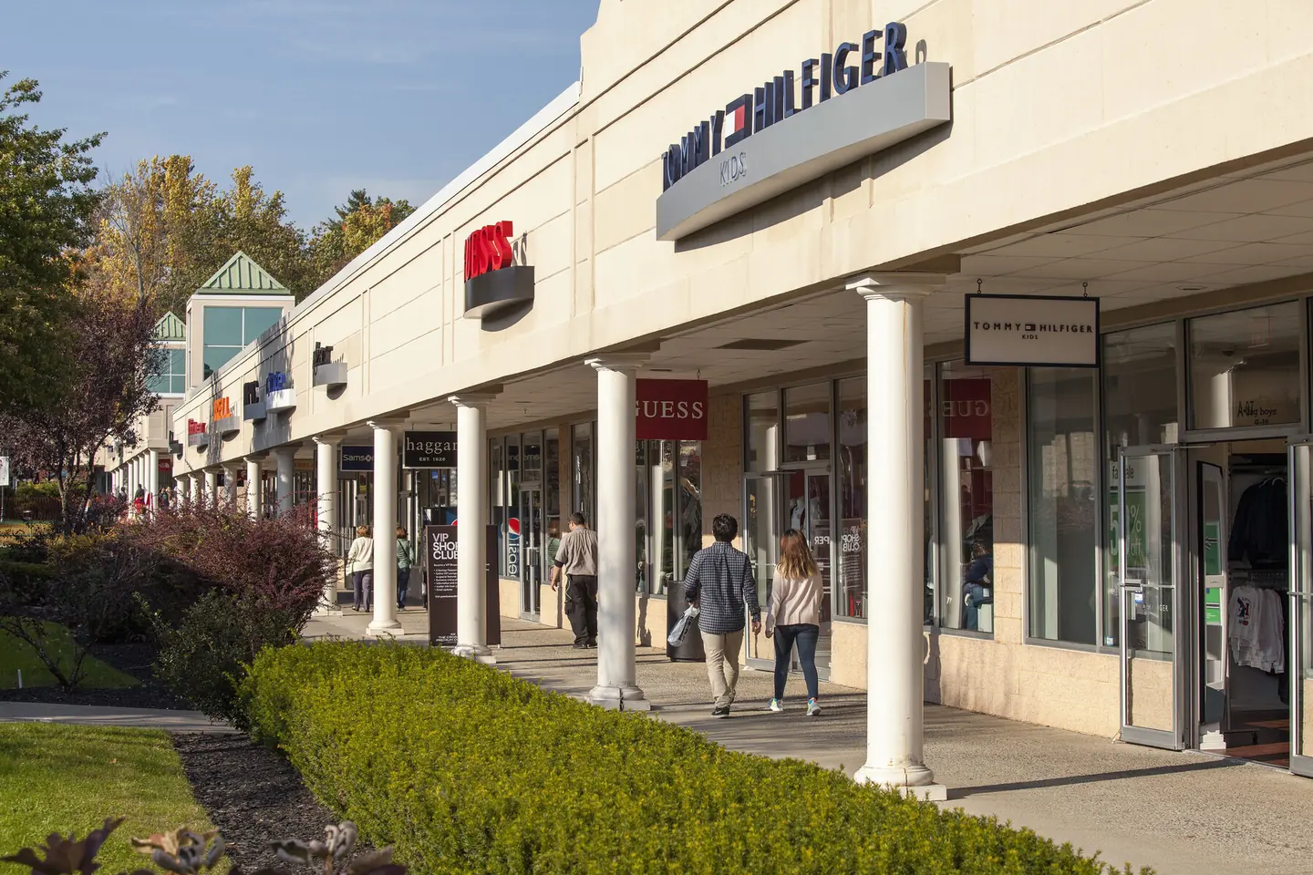 Storefronts and walkways at a busy outlet shopping property
